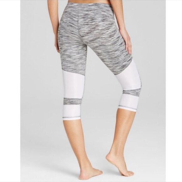 ALO Yoga Leggings M Oasis Capri in White Space Dye /White Athletic Athleisure - Picture 15 of 16